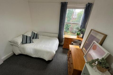 Bright and welcoming double bedroom with a larg...