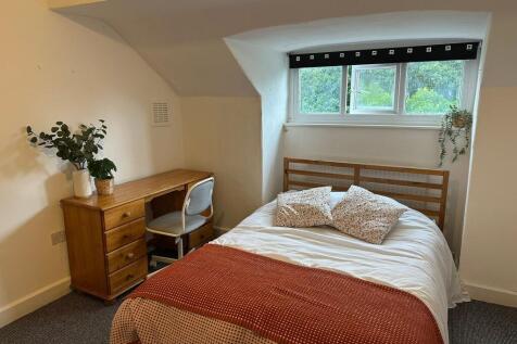 Cozy bedroom featuring a comfortable double bed...