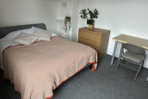 A cozy double bedroom featuring a comfortable b...