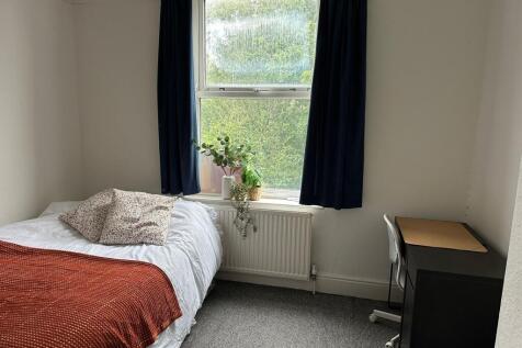 A cozy double bedroom featuring a comfortable b...