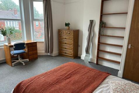 A bright, well-maintained double bedroom featur...