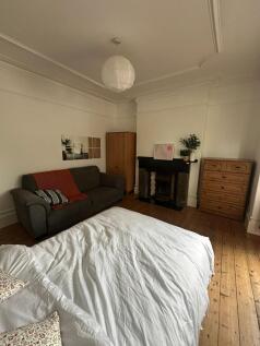 A cozy bedroom featuring a comfortable double b...