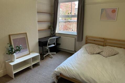 A cozy bedroom featuring a comfortable double b...