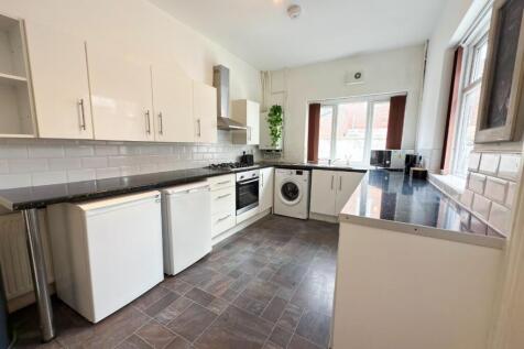 Modern and well-maintained kitchen with ample w...