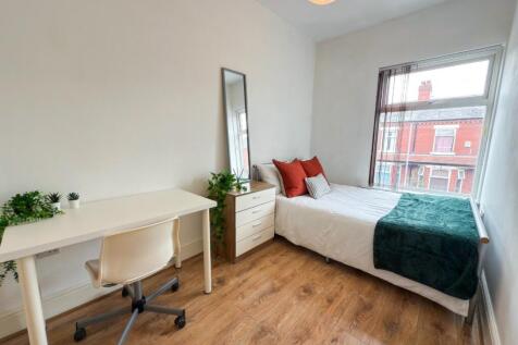 Bright and cozy single bedroom with a comfortab...