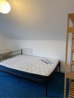 A spacious and bright double bedroom ideal for ...
