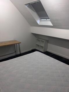 A cozy and inviting double bedroom with a moder...
