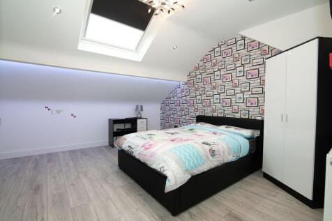 A spacious and well-lit large double bedroom, p...