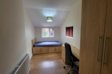 A cozy and well-maintained single bedroom featu...