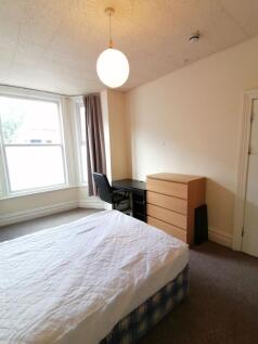 Bright double bedroom with a large bay window l...