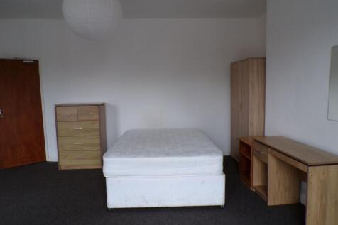 Bright, simply furnished double bedroom with a ...