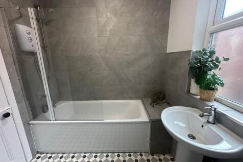 Clean and well-maintained bathroom featuring a ...
