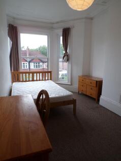 Bright double bedroom with a large bay window l...