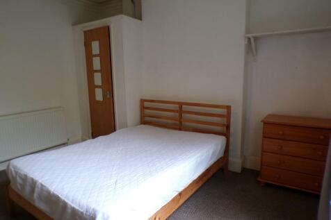 Simple, neutrally decorated double bedroom with...