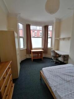Bright single bedroom with a large bay window, ...