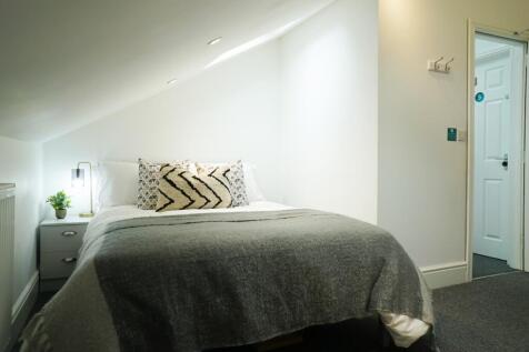 A beautifully presented double bedroom with mod...