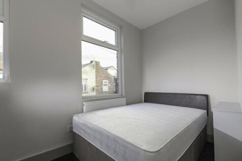 A bright and tidy double bedroom perfect for st...