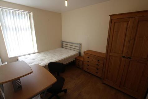 A tidy and inviting double bedroom with ample s...