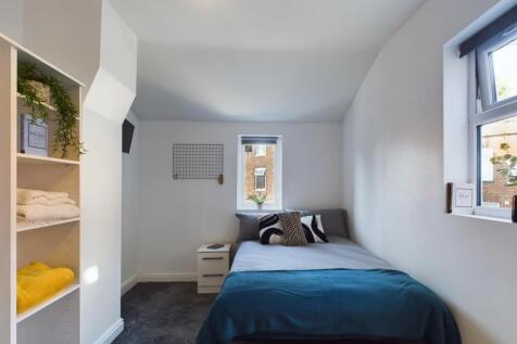 A bright and tidy double bedroom with modern de...