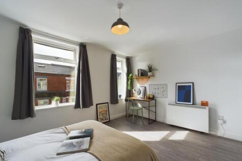 Bright and inviting double bedroom featuring la...