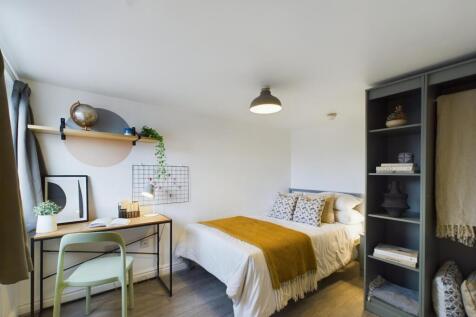 This beautifully designed double bedroom featur...