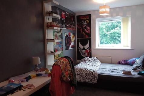 A cozy bedroom featuring a double bed, spacious...