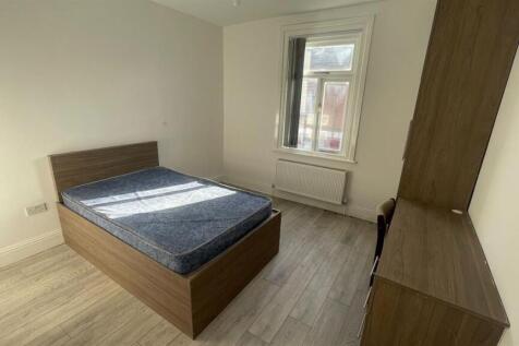 A bright and well-maintained double bedroom fea...