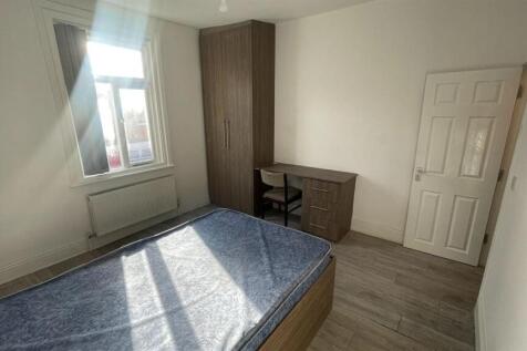 A bright and well-maintained double bedroom fea...