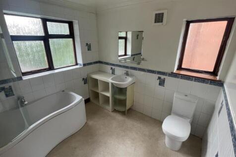 A spacious and well-maintained bathroom featuri...