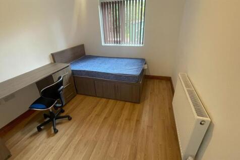 A neat and well-maintained single bedroom featu...