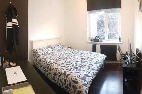 A bright and well-maintained double bedroom fea...