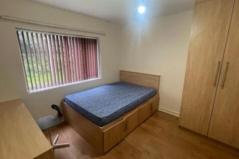 A well-maintained single bedroom featuring a co...
