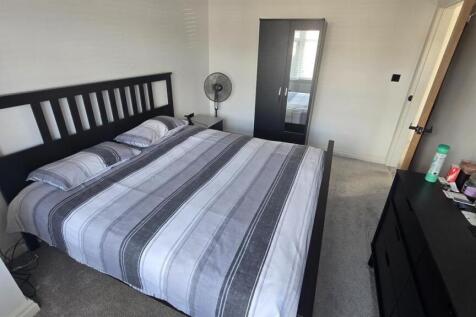 A well-maintained double bedroom featuring a co...