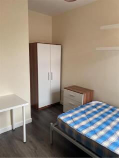 A clean and bright double bedroom featuring a s...