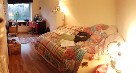 A cozy double bedroom featuring a comfortable b...