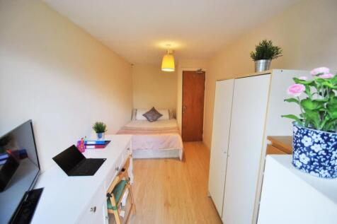 Bright and tidy single bedroom featuring a comf...