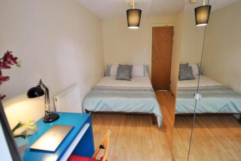 A neat and cozy single bedroom featuring a comf...