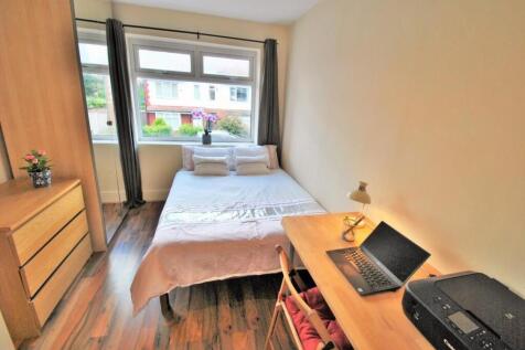 Bright and tidy single bedroom featuring a larg...