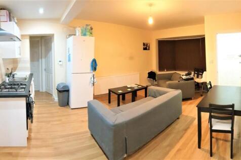 A spacious and welcoming contemporary living ro...