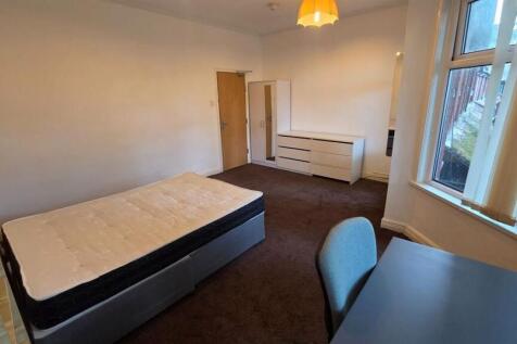 Bright, well-presented double bedroom with a la...