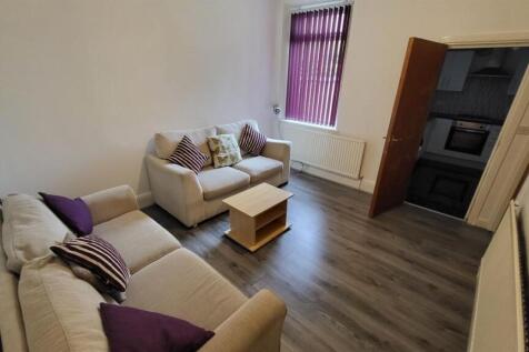 A welcoming and well-maintained living room fea...