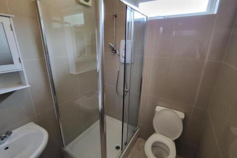 A modern and tidy bathroom featuring a clean sh...