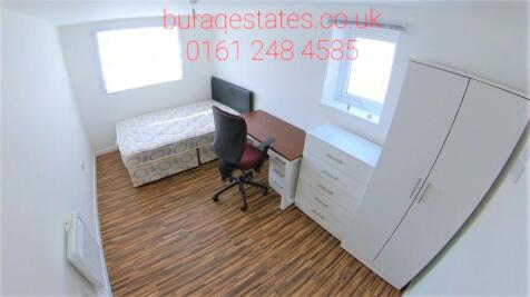 A neat and well-maintained single bedroom featu...