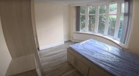 A bright and well-maintained double bedroom fea...