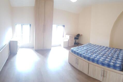 Bright and spacious double bedroom with a large...