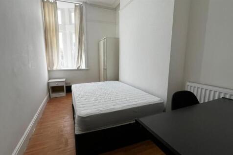 A neat and bright double bedroom featuring a co...