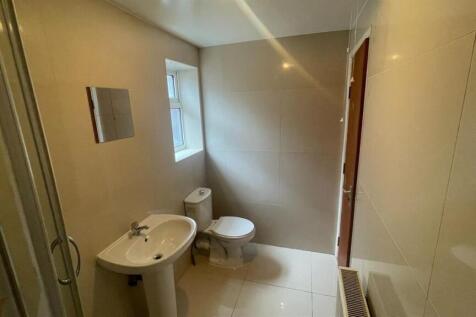 A spacious and well-maintained bathroom featuri...