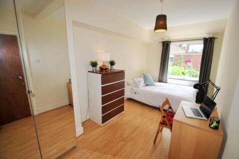 Bright and tidy single bedroom featuring a comf...