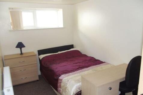 A neat double bedroom featuring a comfortable d...