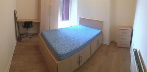 Bright, tidy bedroom with fitted under-bed stor...
